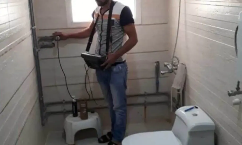 كشف تسرب مياه من جدار الحمام